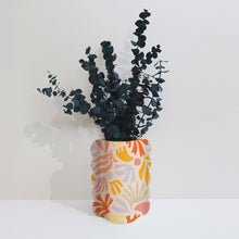 Charger l&#39;image dans la galerie, Cache-pot, vase et bouquet
