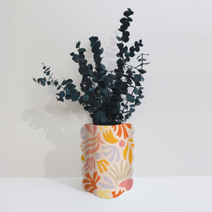 Cache-pot, vase et bouquet