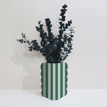 Charger l&#39;image dans la galerie, Cache-pot, vase et bouquet
