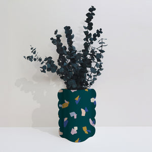 Cache-pot, vase et bouquet