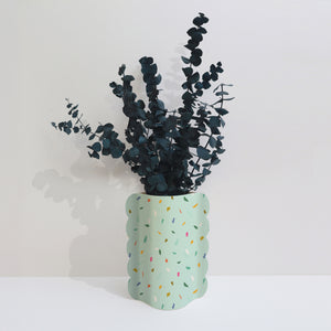 Cache-pot, vase et bouquet