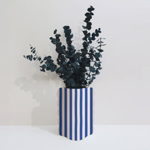 Charger l&#39;image dans la galerie, Cache-pot, vase et bouquet
