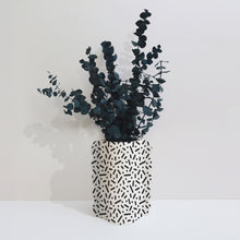 Charger l&#39;image dans la galerie, Cache-pot, vase et bouquet
