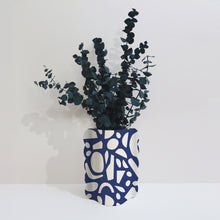 Charger l&#39;image dans la galerie, Cache-pot, vase et bouquet
